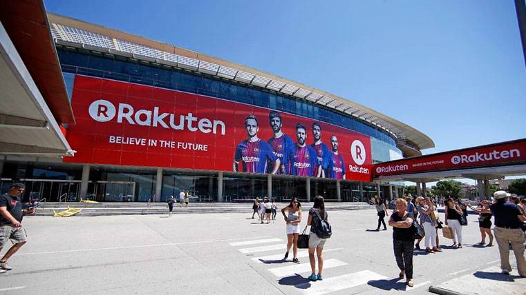 La publicidad de Rakuten ya viste la fachada del Camp Nou