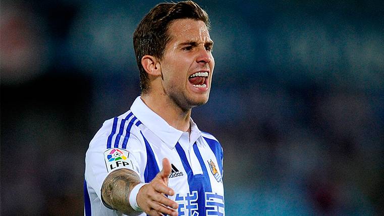 La Real Sociedad mete prisa al Barça por Íñigo Martínez