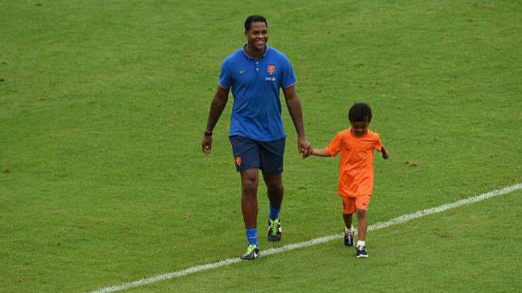 El hijo de Kluivert empezará a jugar en el FC Barcelona
