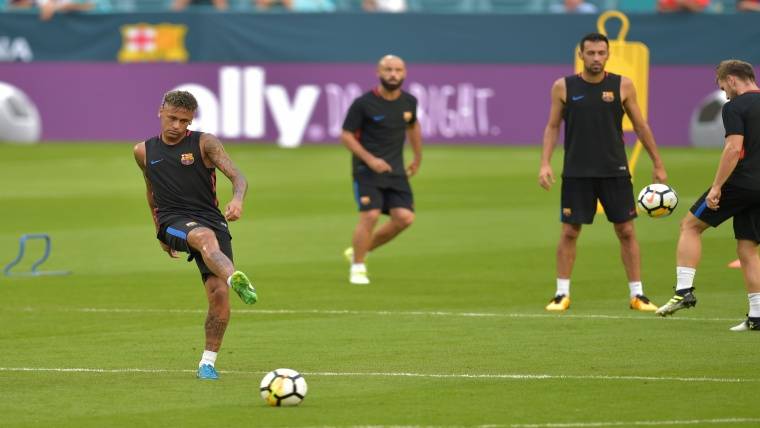 Neymar llega el último pero se presenta al entrenamiento
