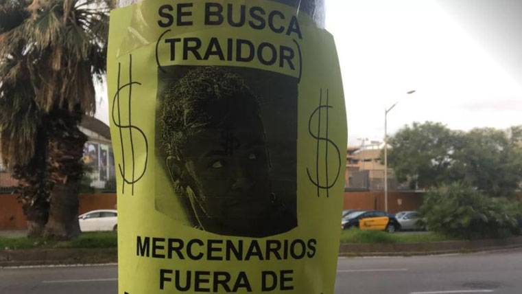 Carteles de traidor y mercenario contra Neymar en Barcelona