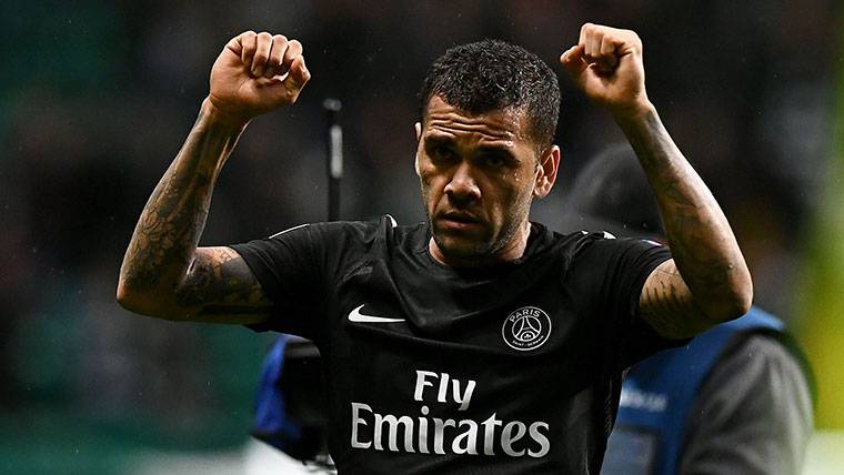 Mensaje irónico de Alves sobre Paulinho tras el Barça-Eibar