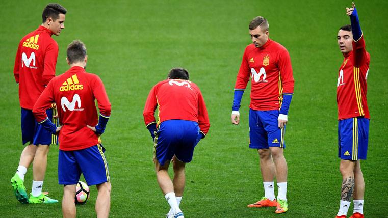 La selección española se blinda y defiende a Piqué