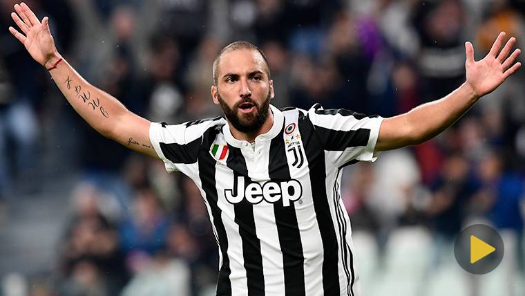 Higuaín, entre pitos y dedicando un feo gesto al Camp Nou
