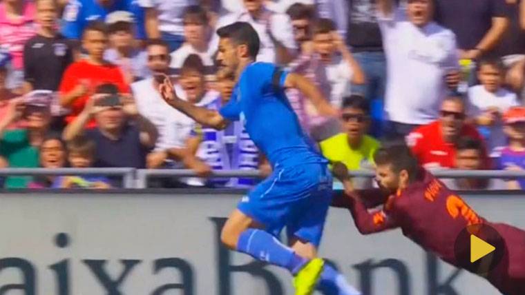 Agarrón al límite de Gerard Piqué tras recibir un caño de Molina