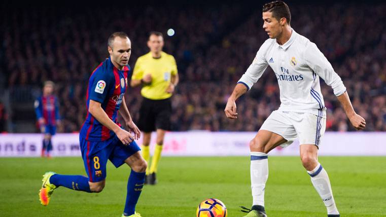 La afición aprueba la renovación vitalicia de Andrés Iniesta