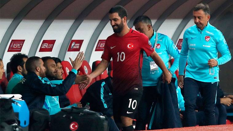 Un Arda Turan desahuciado se marcha entre risas con Turquía