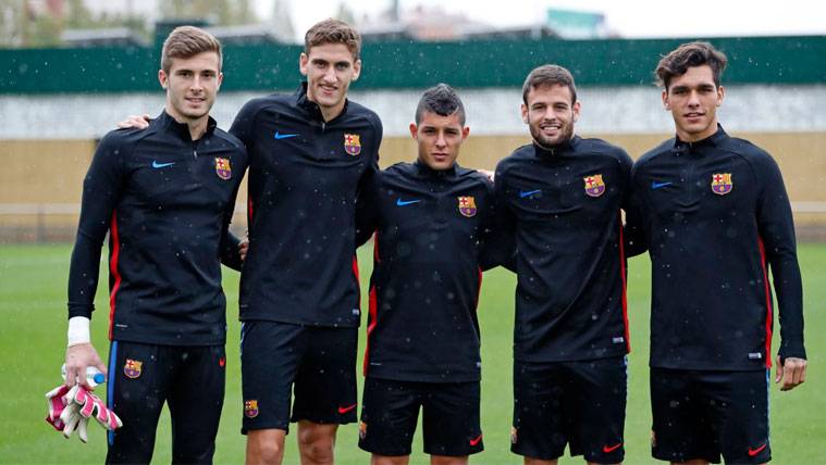 Cinco canteranos acompañaron al Barça bajo la lluvia
