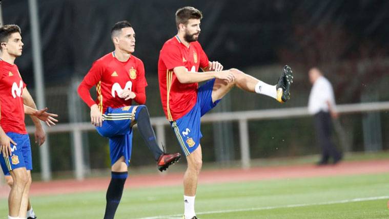 Entrenamiento breve y marcado por el recibimiento a Piqué