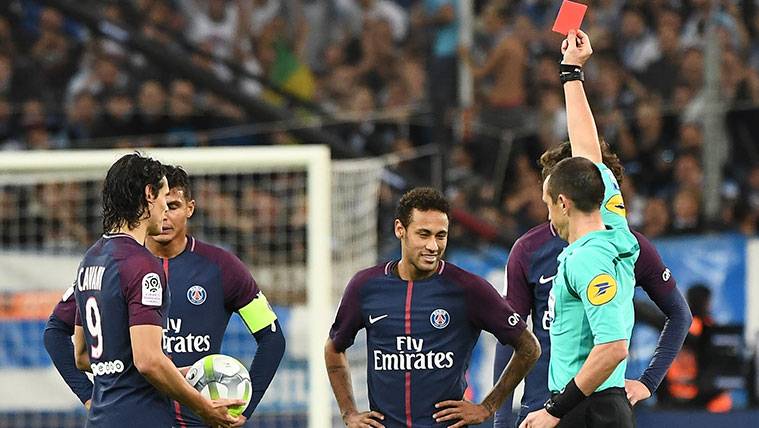 Cavani salva al PSG de falta tras una expulsión de Neymar