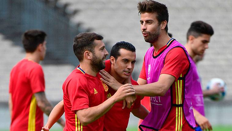 Pedro se moja y espera que Piqué continúe en la selección
