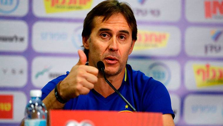 Julen Lopetegui, muy pendiente de los jugadores del Barça