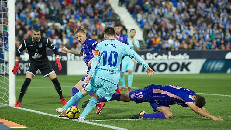 Messi asistió a Paulinho de ‘croqueta’ y desde el suelo