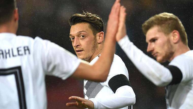 Özil vuelve a sonar para el Barça y la afición culé le rechaza
