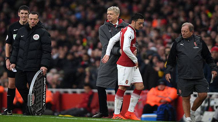 El Barça no fichará a Özil en enero de 2018, según Wenger