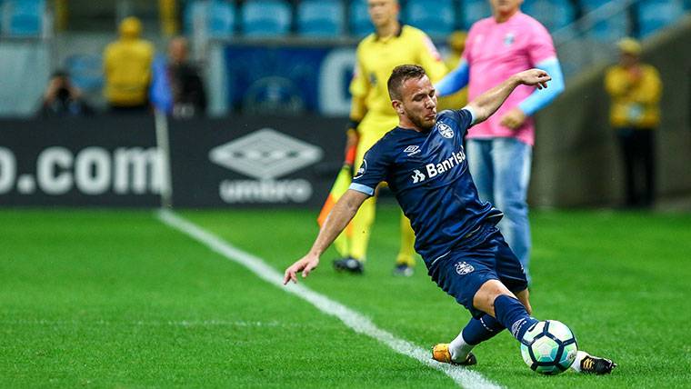 Gremio aceptaría negociar con el FC Barcelona por Arthur