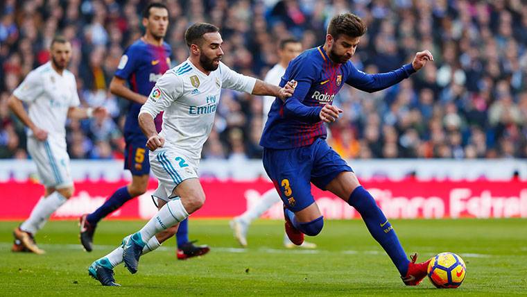 Posible penalti de Dani Carvajal a Gerard Piqué en el primer tiempo