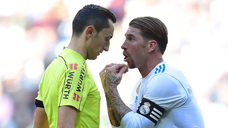 El árbitro le perdonó la roja a Ramos por una agresión a Suárez