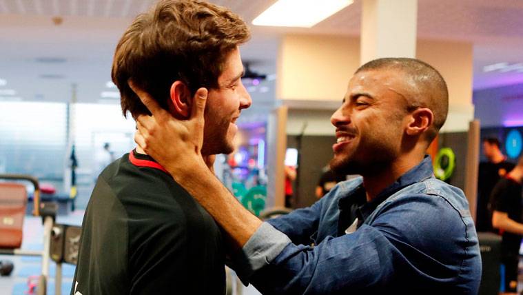 Cariñosa despedida entre Sergi Roberto y Rafinha Alcántara