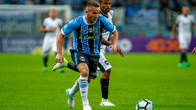 ¡Aseguran que Arthur pasará hoy la revisión médica con el Barça!