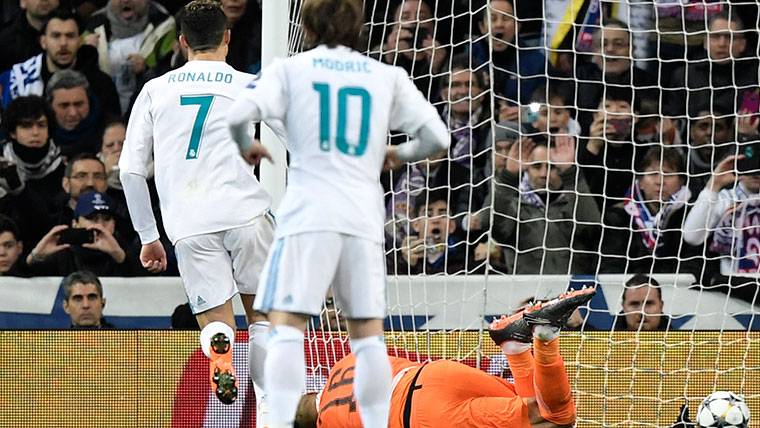 Un penalti dudoso, el arma de Cristiano para igualar al PSG