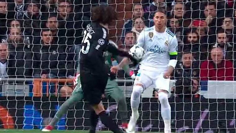 ¡Penalti perdonado en el Madrid-PSG por manos de Ramos!
