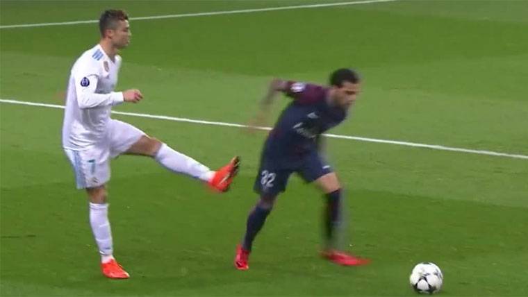 Cristiano soltó la pierna para intentar dar una patada a Alves