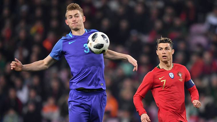Matthijs de Ligt brilla frente a la atenta mirada del Barça: Doblete de asistencias