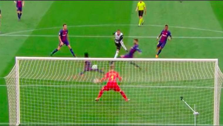 Ter Stegen la volvió a liar, pero resolvió con otra parada antológica