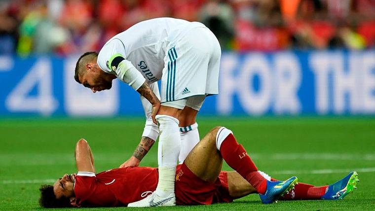 VERGÜENZA: Sergio Ramos lesiona a Mo Salah en una sucia acción