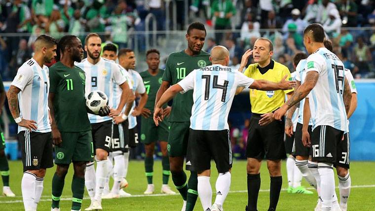 El VAR no lo cambia todo: Penalti muy polémico de Mascherano