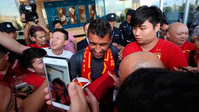 Paulinho llega a China recibido como una estrella y con el mismo problema de siempre
