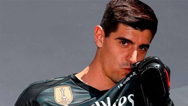 La hipocresía de Courtois bajo el beso al escudo del Real Madrid