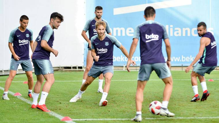 Arnáiz vuelve a entrenar con el primer equipo del Barça a la espera de concretar su futuro