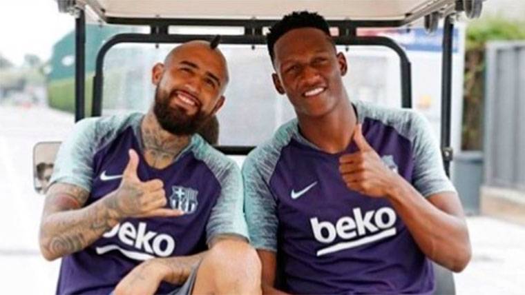 La original bienvenida de Yerry Mina a Arturo Vidal en el Barça
