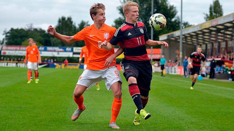 De Jong, convocado con la selección absoluta de Holanda bajo la atenta mirada del Barça