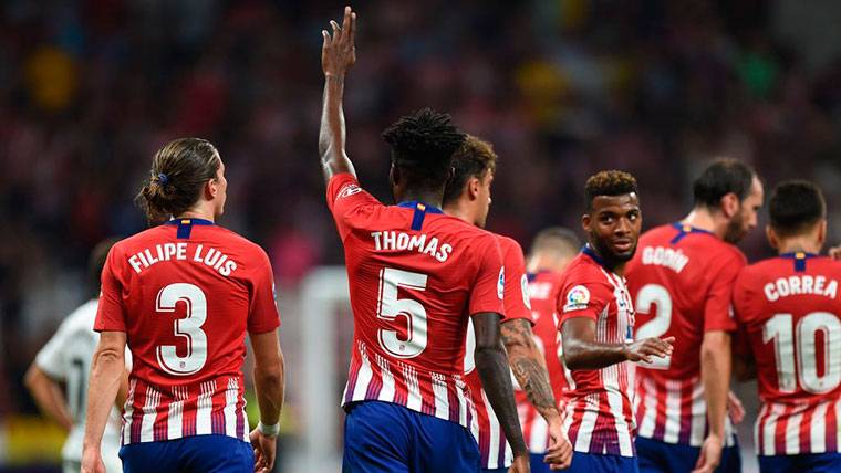 El Atlético golea al Huesca e inicia la persecución del liderato (3-0)