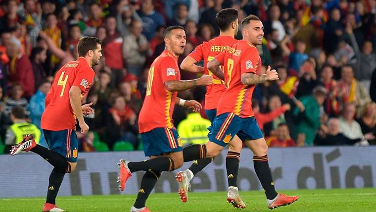Paco Alcácer también marca con España y en el Barça alucinan