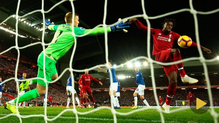 El gol más surrealista del fin de semana mantiene al Liverpool en la lucha por la Premier