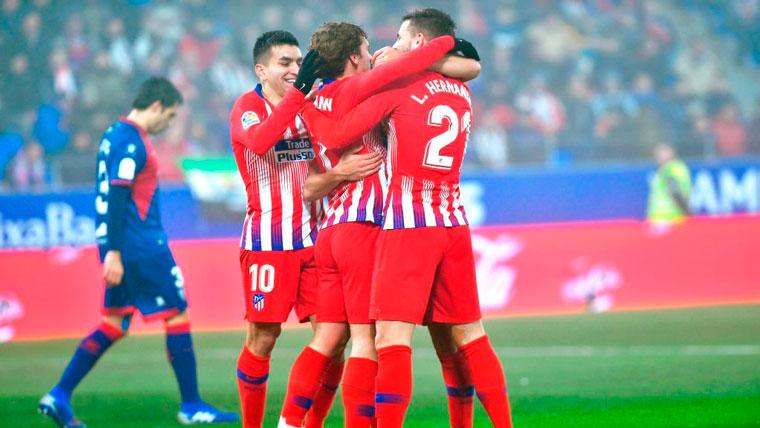 El Atlético golea al Huesca (0-3) para meter presión al Barcelona