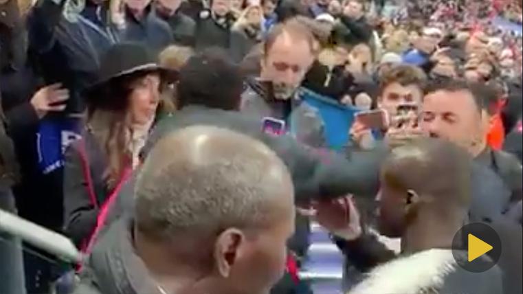 Neymar pierde la cabeza y le propina un puñetazo a un aficionado