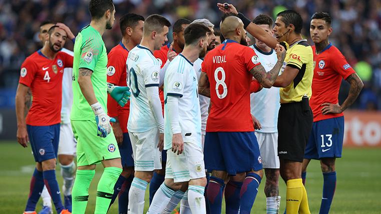 Messi no recogió la medalla y pueden caerle dos partidos de sanción con Argentina