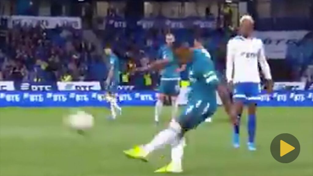 VIRAL: El pelotazo de Malcom a un árbitro en Rusia