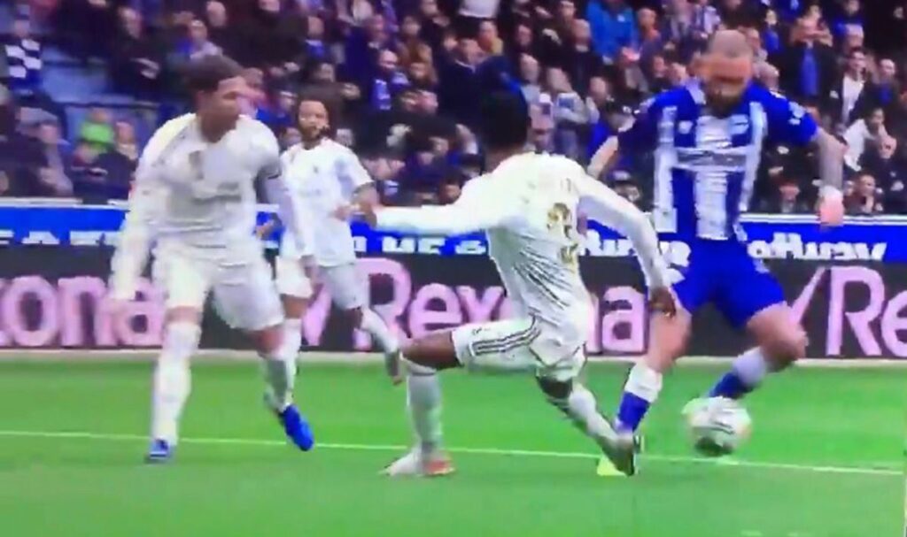 POLÉMICA: El VAR no validó un posible penalti a Aleix Vidal