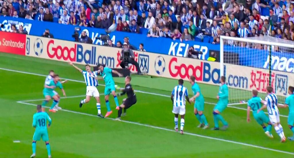 Penalti riguroso de Busquets sobre Llorente y gol de Oyarzabal al Barça