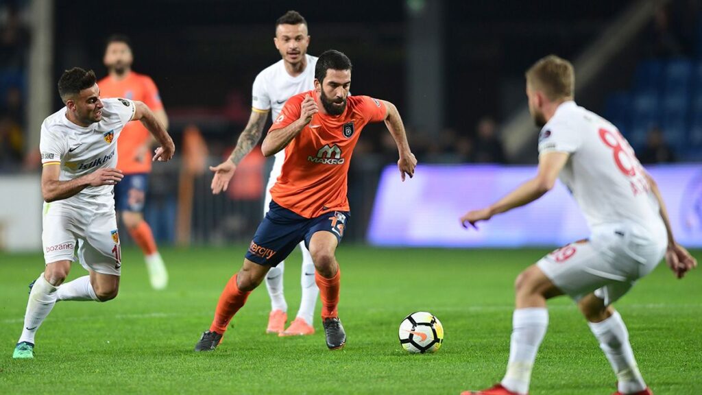 Arda Turan prefiere evitar una guerra en el Galatasaray