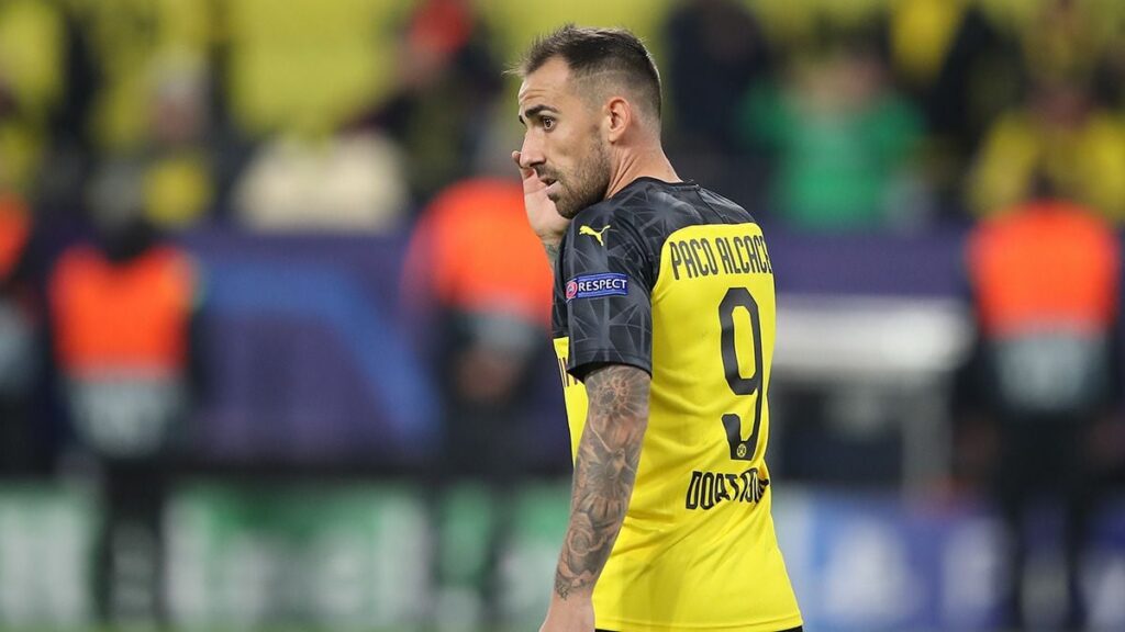 Alcácer se queda fuera de la lista del Dortmund y desata los rumores