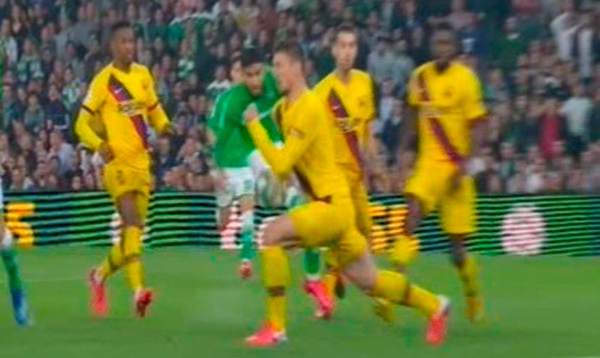 Lenglet repelió el balón con el codo