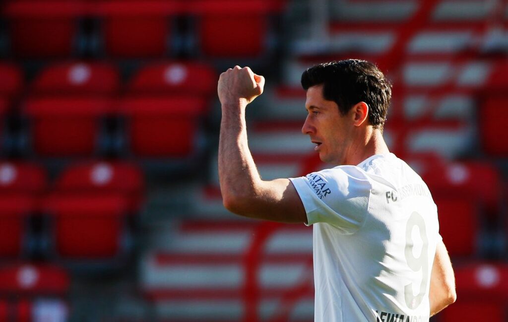 Lewandowski le complica más a Messi la Bota de Oro