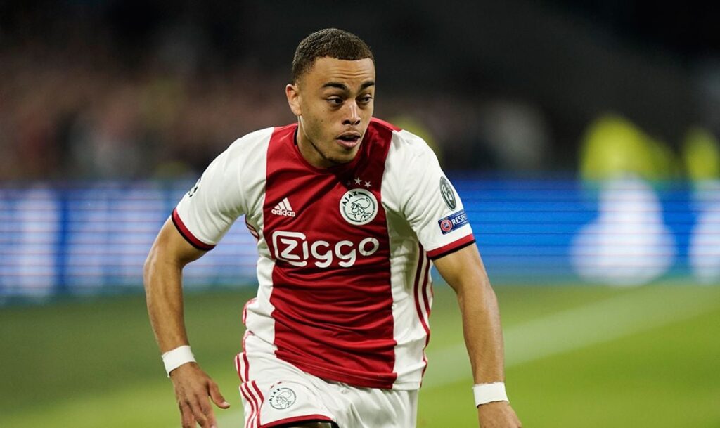 Así juega Sergiño Dest, el joven lateral que ha enamorado al Barça